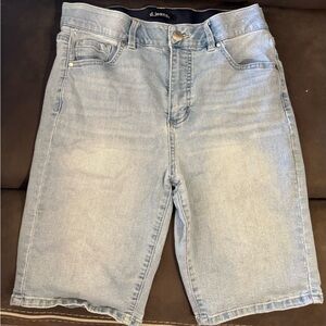 D. Jeans women size 8 denim Shorts outdoor travel vacation beach summer